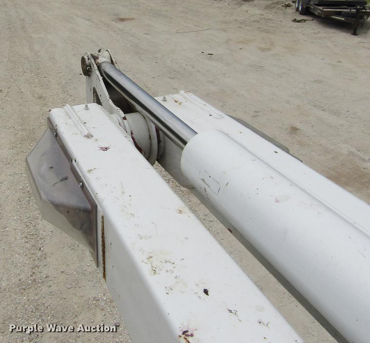 image for item DD2689 2004 International 4300 bucket truck