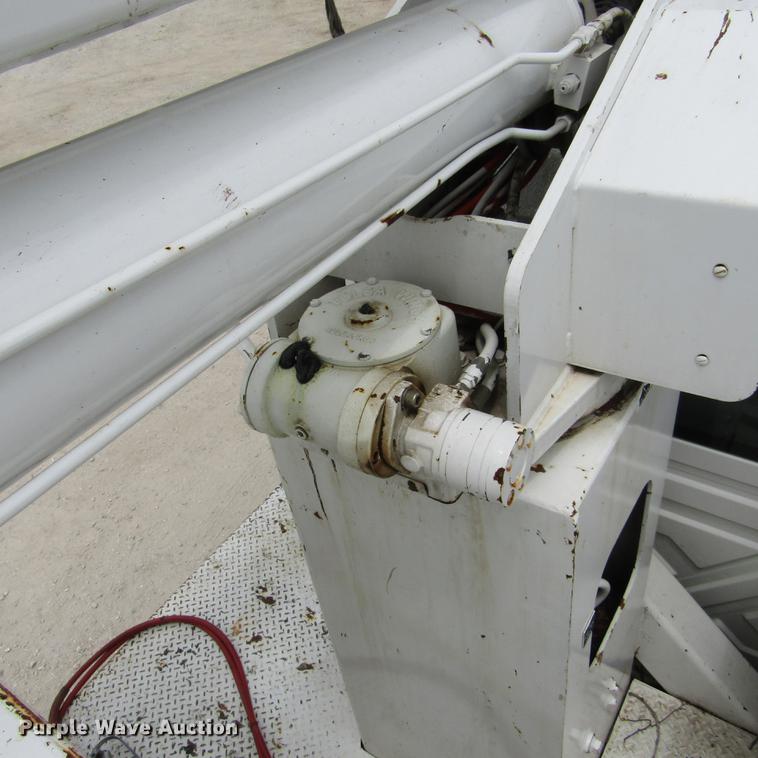 image for item DD2689 2004 International 4300 bucket truck