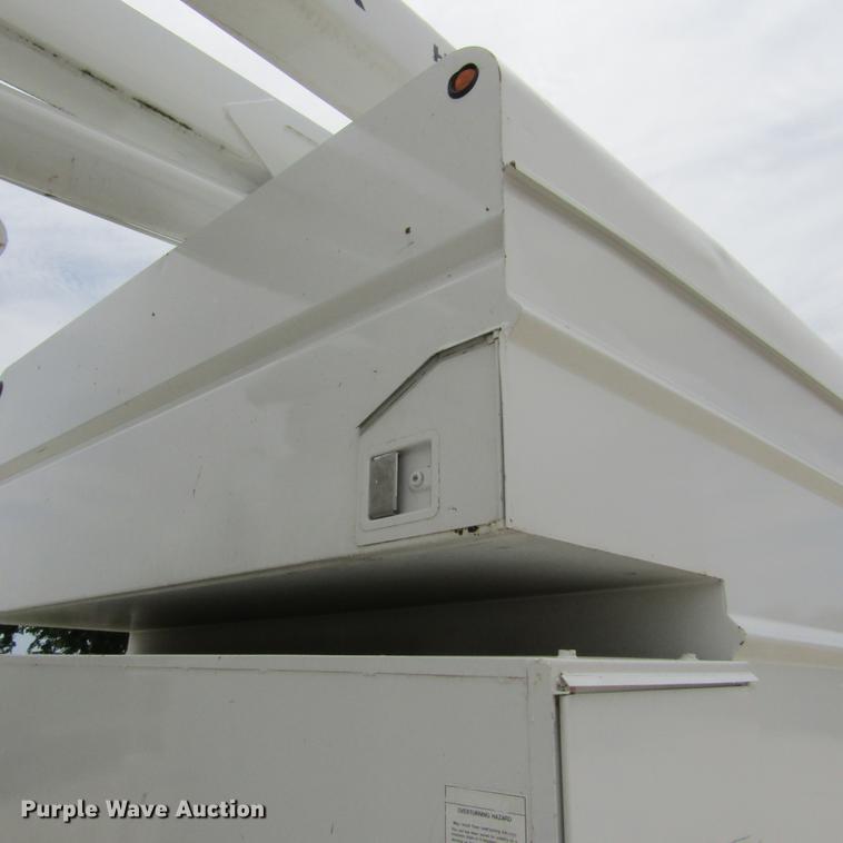 image for item DD2689 2004 International 4300 bucket truck