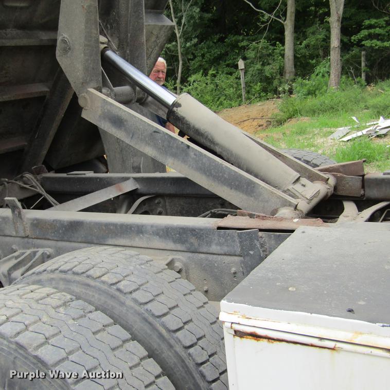 image for item DD2689 2004 International 4300 bucket truck