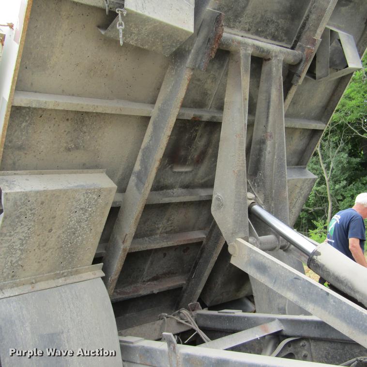 image for item DD2689 2004 International 4300 bucket truck