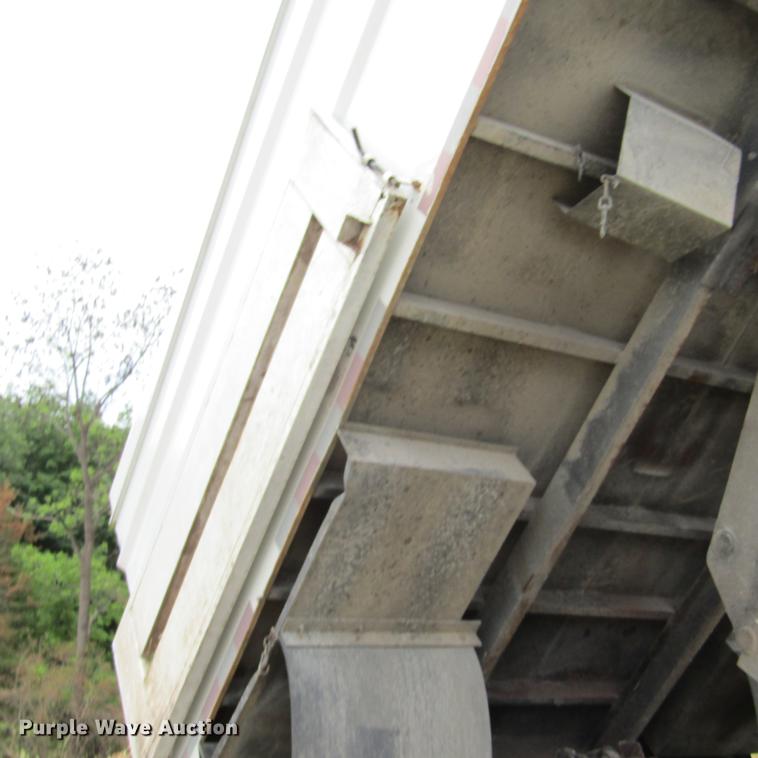 image for item DD2689 2004 International 4300 bucket truck