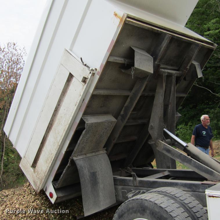 image for item DD2689 2004 International 4300 bucket truck