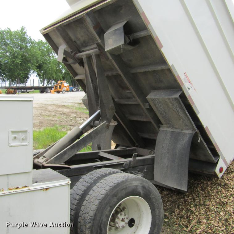 image for item DD2689 2004 International 4300 bucket truck