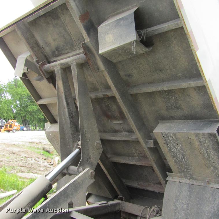 image for item DD2689 2004 International 4300 bucket truck