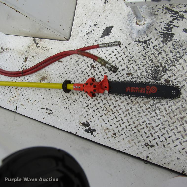 image for item DD2689 2004 International 4300 bucket truck