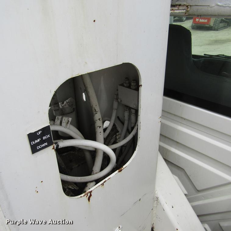 image for item DD2689 2004 International 4300 bucket truck