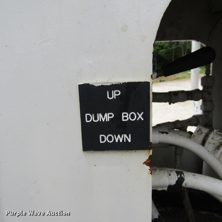 image for item DD2689 2004 International 4300 bucket truck