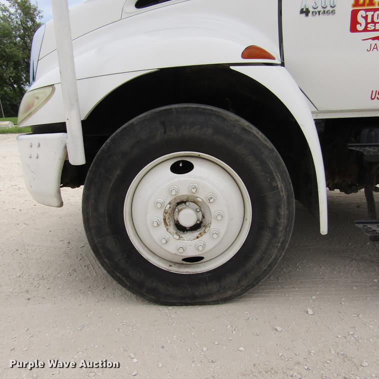 image for item DD2689 2004 International 4300 bucket truck