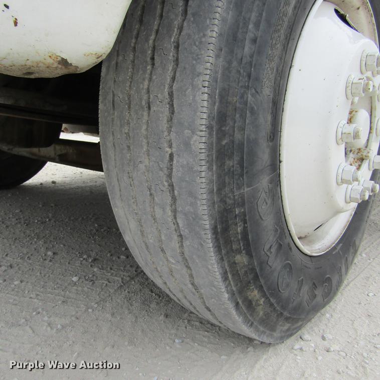 image for item DD2689 2004 International 4300 bucket truck