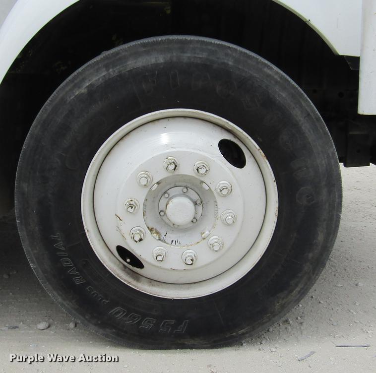 image for item DD2689 2004 International 4300 bucket truck