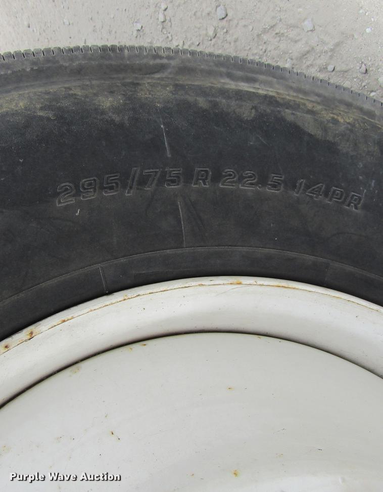 image for item DD2689 2004 International 4300 bucket truck