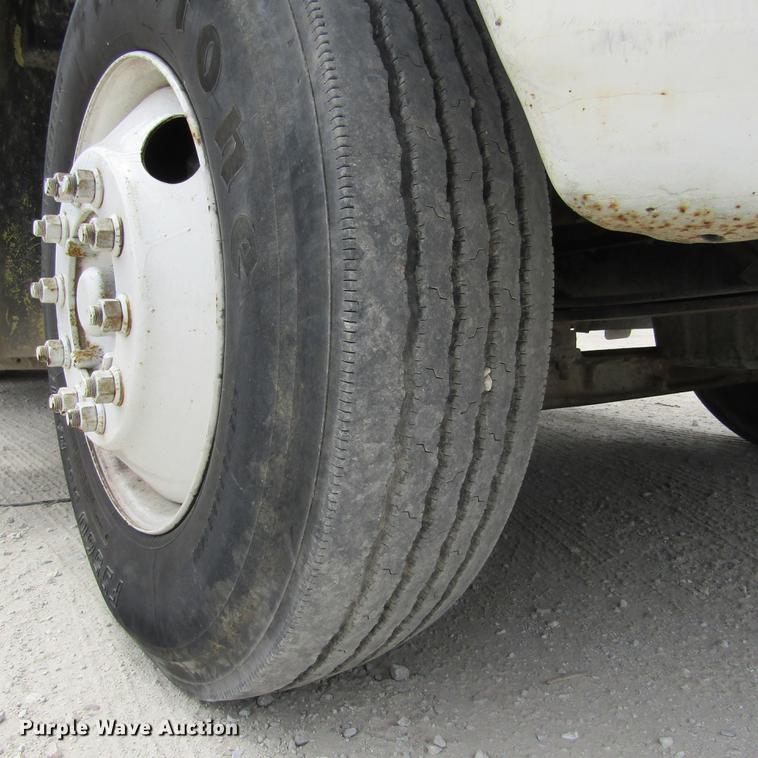 image for item DD2689 2004 International 4300 bucket truck