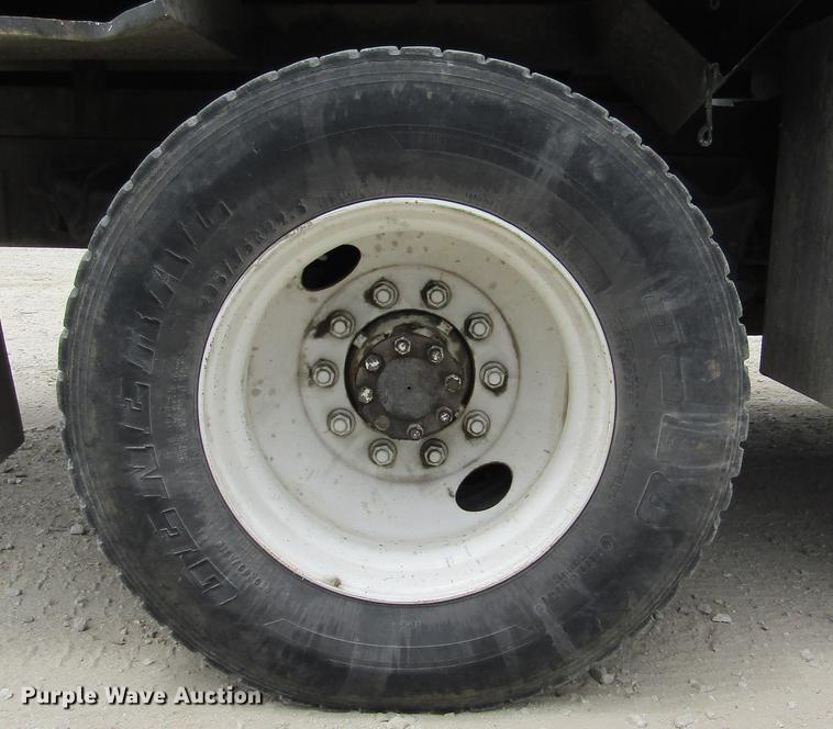 image for item DD2689 2004 International 4300 bucket truck