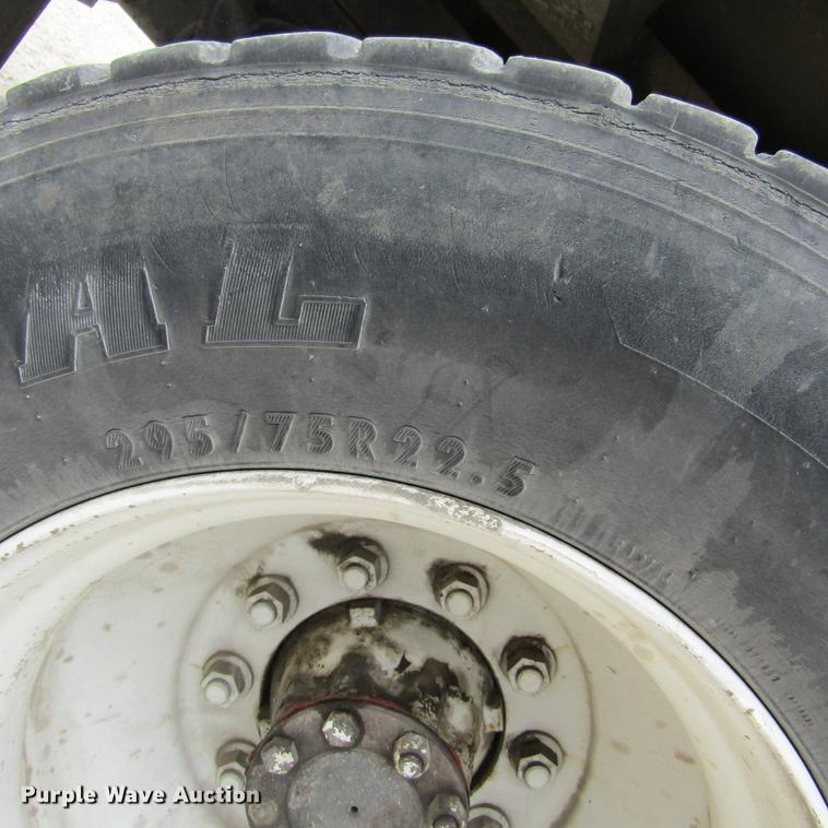 image for item DD2689 2004 International 4300 bucket truck