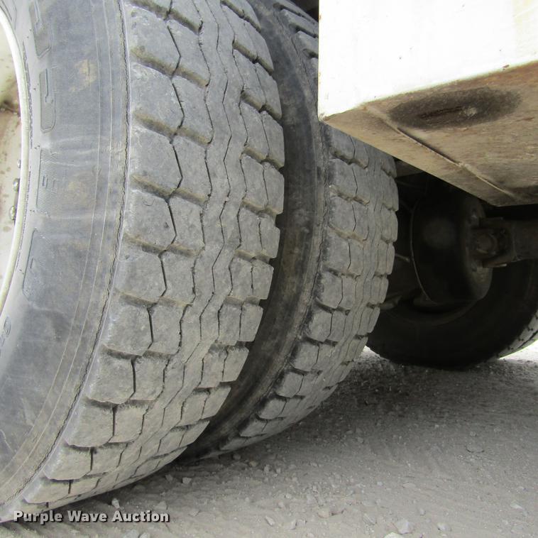 image for item DD2689 2004 International 4300 bucket truck