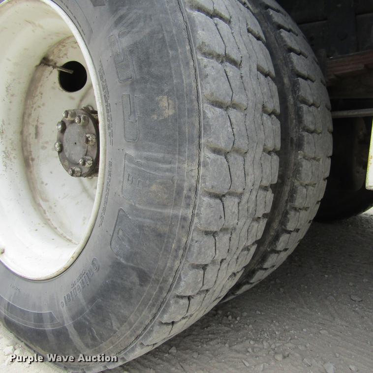 image for item DD2689 2004 International 4300 bucket truck