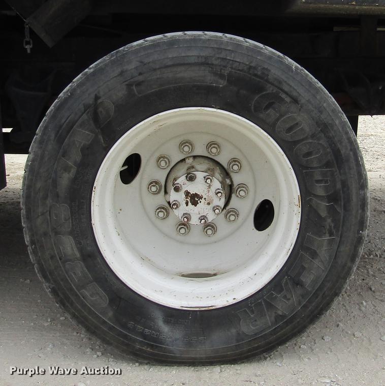 image for item DD2689 2004 International 4300 bucket truck