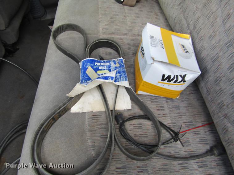 image for item DD5753 1999 Ford F350 Super Duty XLT Crew Cab bale bed pickup truck