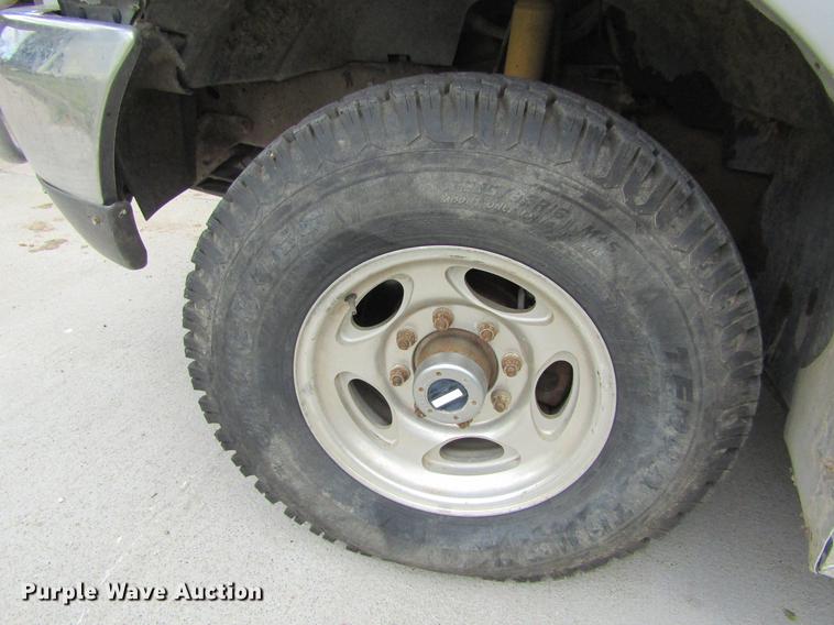 image for item DD5753 1999 Ford F350 Super Duty XLT Crew Cab bale bed pickup truck