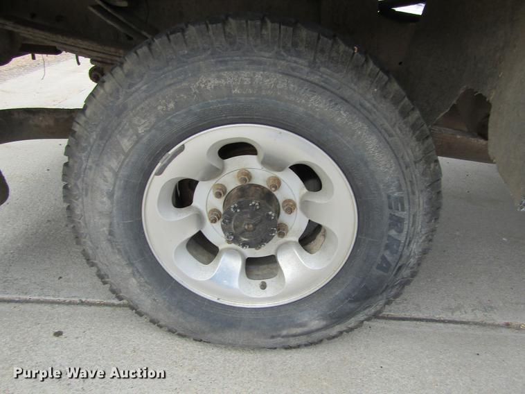 image for item DD5753 1999 Ford F350 Super Duty XLT Crew Cab bale bed pickup truck