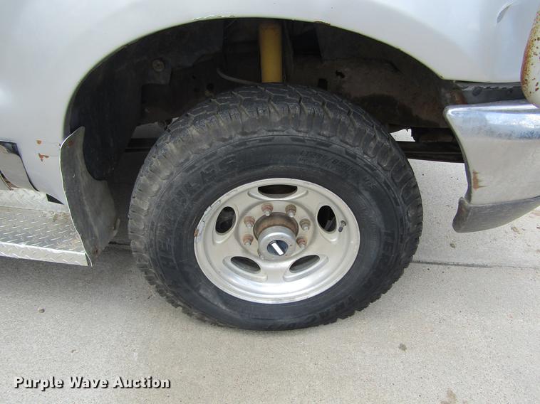 image for item DD5753 1999 Ford F350 Super Duty XLT Crew Cab bale bed pickup truck