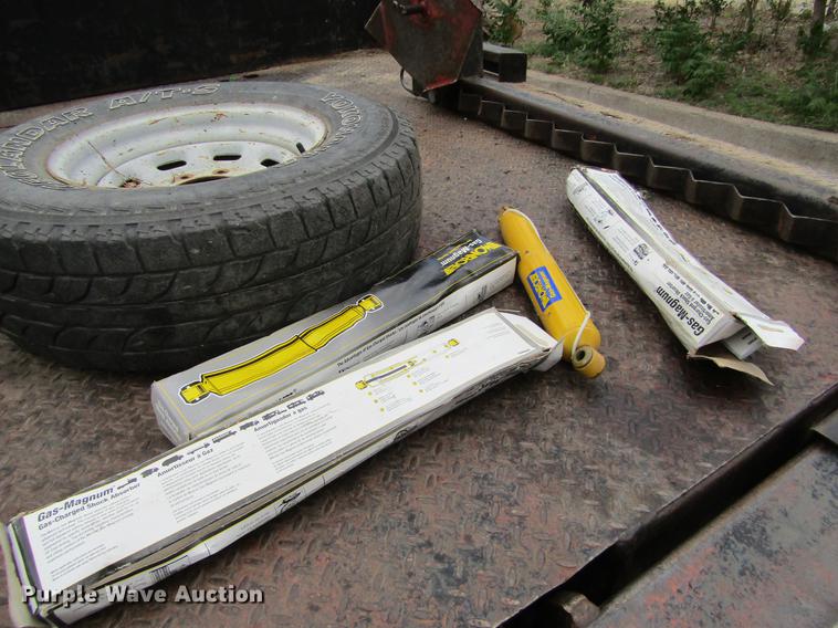 image for item DD5753 1999 Ford F350 Super Duty XLT Crew Cab bale bed pickup truck