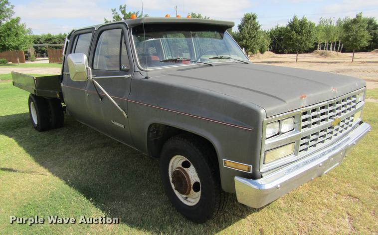 image for item DD5756 1989 Chevrolet Silverado 3500 Crew Cab flatbed pickup truck