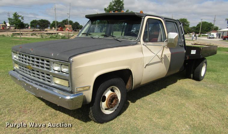 image for item DD5756 1989 Chevrolet Silverado 3500 Crew Cab flatbed pickup truck
