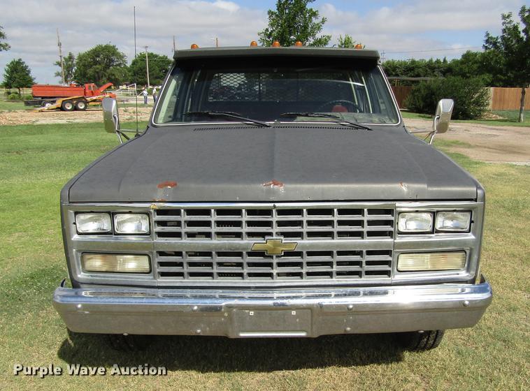 image for item DD5756 1989 Chevrolet Silverado 3500 Crew Cab flatbed pickup truck