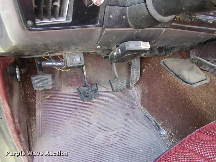 image for item DD5756 1989 Chevrolet Silverado 3500 Crew Cab flatbed pickup truck