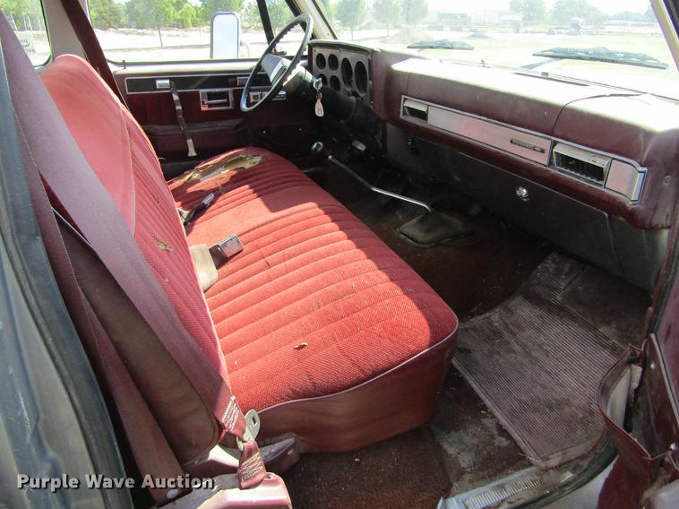 image for item DD5756 1989 Chevrolet Silverado 3500 Crew Cab flatbed pickup truck