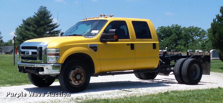 image for item DD7168 2010 Ford F350 Super Duty XLT Crew Cab pickup truck cab and chassis