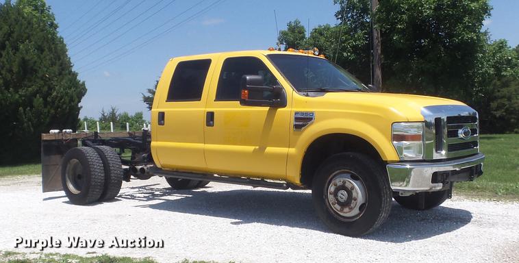 image for item DD7168 2010 Ford F350 Super Duty XLT Crew Cab pickup truck cab and chassis