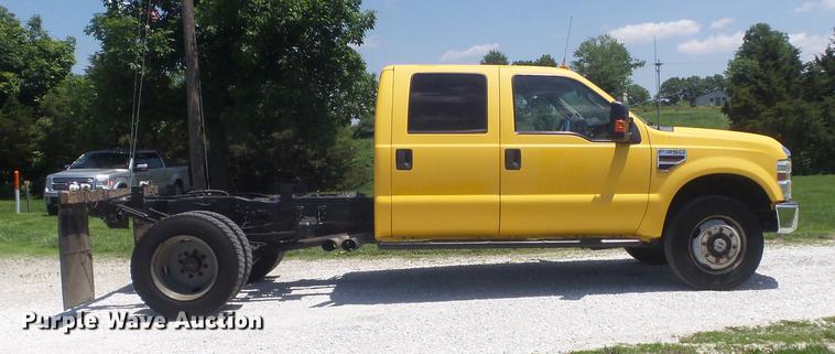 image for item DD7168 2010 Ford F350 Super Duty XLT Crew Cab pickup truck cab and chassis