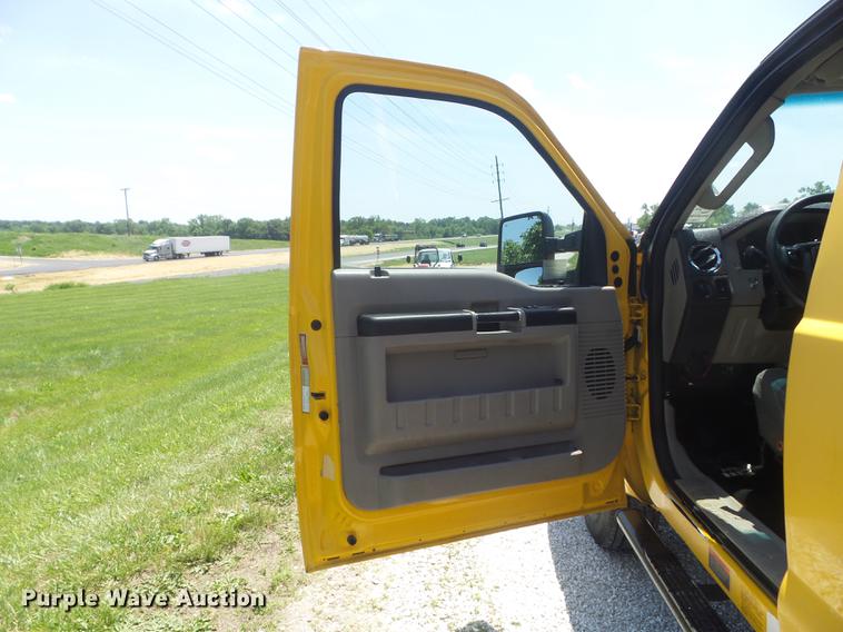 image for item DD7168 2010 Ford F350 Super Duty XLT Crew Cab pickup truck cab and chassis