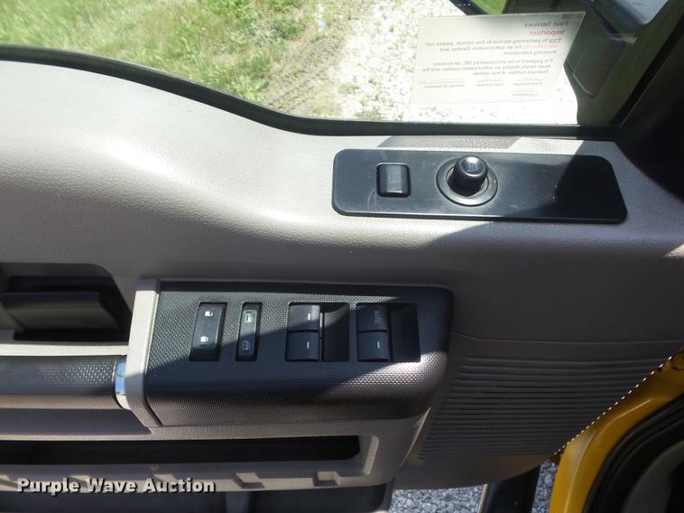 image for item DD7168 2010 Ford F350 Super Duty XLT Crew Cab pickup truck cab and chassis