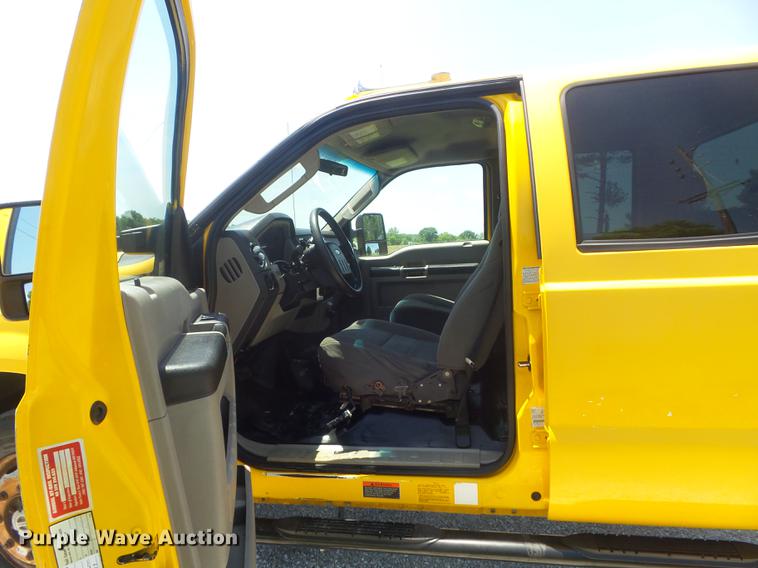 image for item DD7168 2010 Ford F350 Super Duty XLT Crew Cab pickup truck cab and chassis