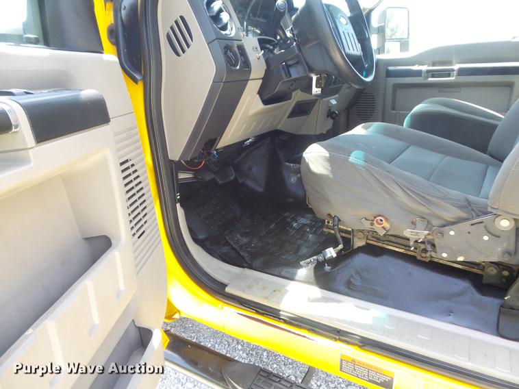 image for item DD7168 2010 Ford F350 Super Duty XLT Crew Cab pickup truck cab and chassis