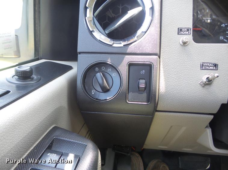 image for item DD7168 2010 Ford F350 Super Duty XLT Crew Cab pickup truck cab and chassis