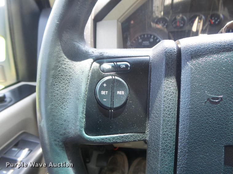 image for item DD7168 2010 Ford F350 Super Duty XLT Crew Cab pickup truck cab and chassis