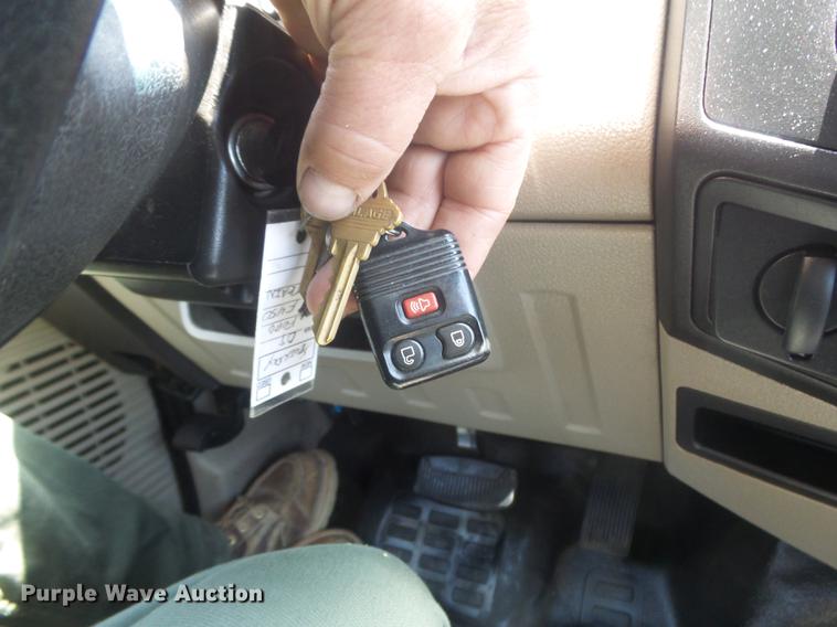 image for item DD7168 2010 Ford F350 Super Duty XLT Crew Cab pickup truck cab and chassis