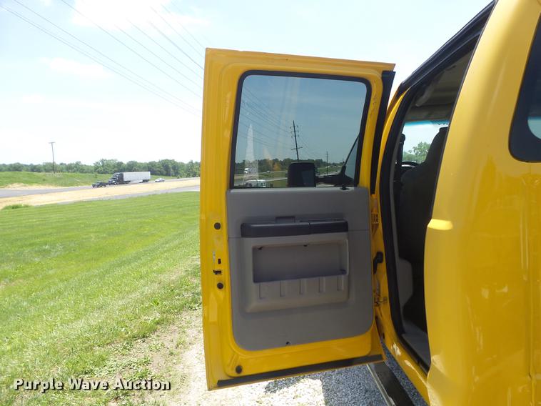 image for item DD7168 2010 Ford F350 Super Duty XLT Crew Cab pickup truck cab and chassis