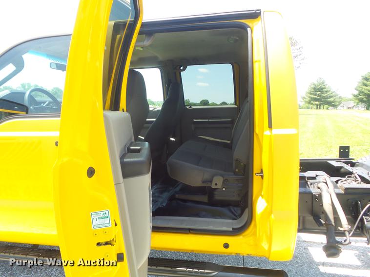 image for item DD7168 2010 Ford F350 Super Duty XLT Crew Cab pickup truck cab and chassis