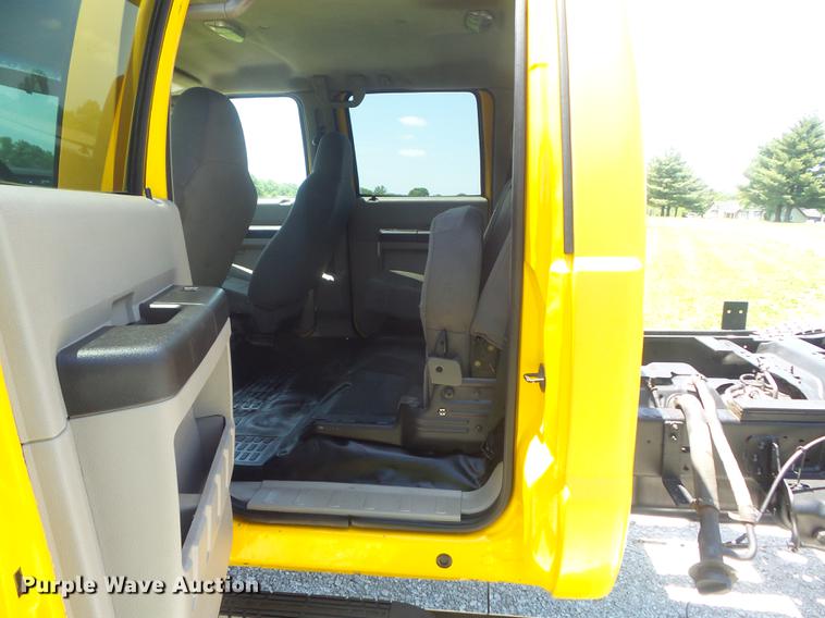 image for item DD7168 2010 Ford F350 Super Duty XLT Crew Cab pickup truck cab and chassis