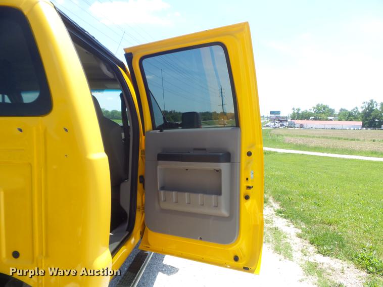 image for item DD7168 2010 Ford F350 Super Duty XLT Crew Cab pickup truck cab and chassis