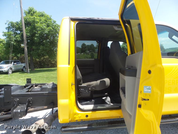 image for item DD7168 2010 Ford F350 Super Duty XLT Crew Cab pickup truck cab and chassis