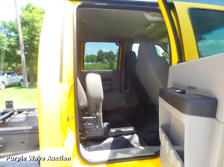 image for item DD7168 2010 Ford F350 Super Duty XLT Crew Cab pickup truck cab and chassis
