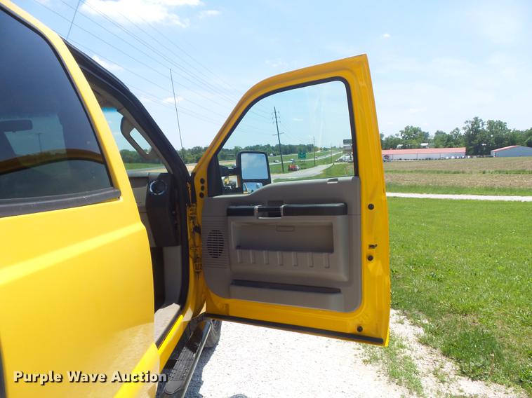 image for item DD7168 2010 Ford F350 Super Duty XLT Crew Cab pickup truck cab and chassis
