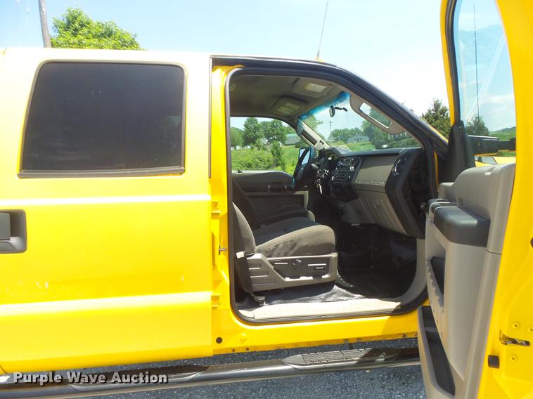 image for item DD7168 2010 Ford F350 Super Duty XLT Crew Cab pickup truck cab and chassis